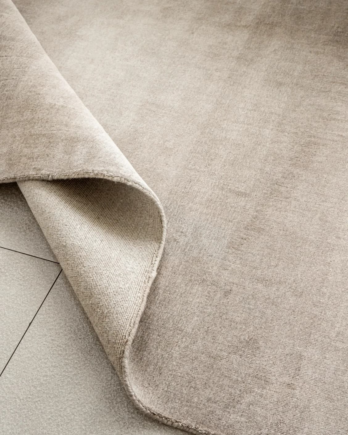 Oscar Dune Round carpet in dune and beige, shown in a product close-up as image 6