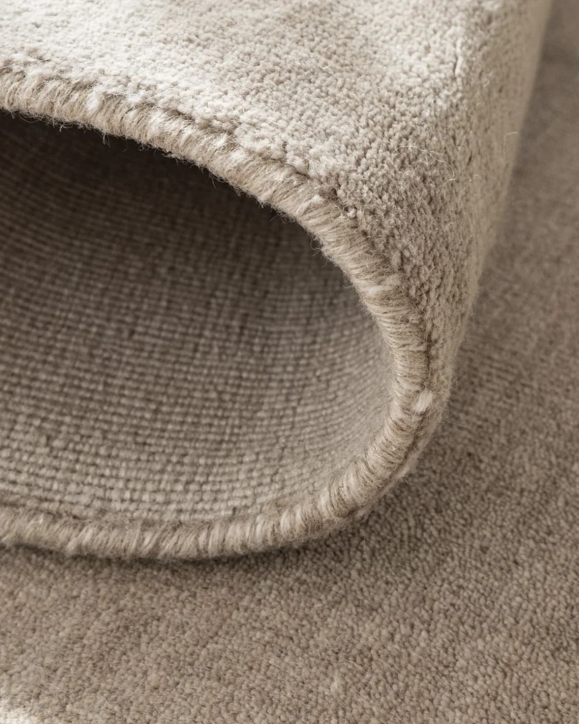 Oscar Dune Round carpet in dune and beige, shown in a product close-up as image 7