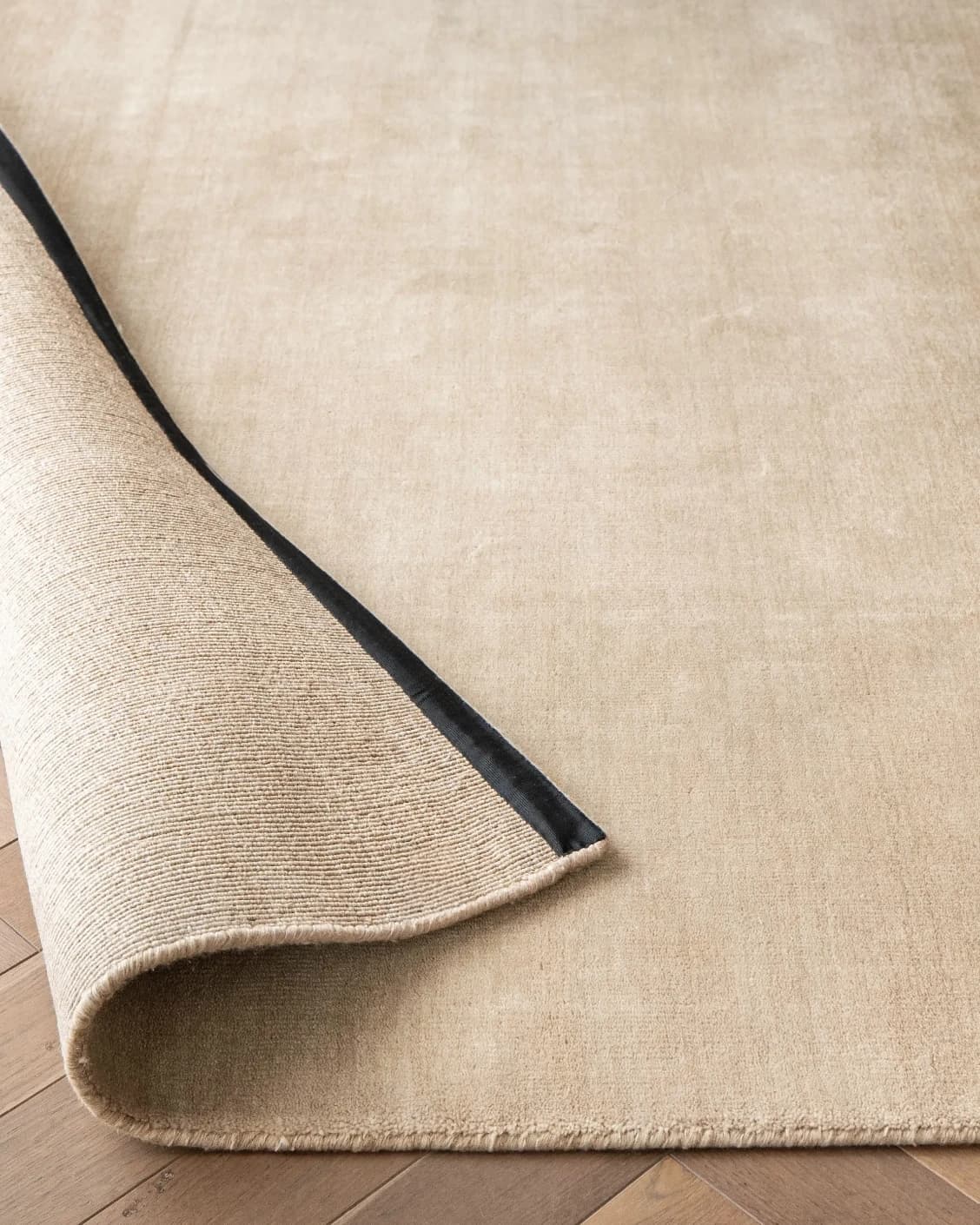 Oscar Sandy carpet in beige, shown in a product close-up as image 10