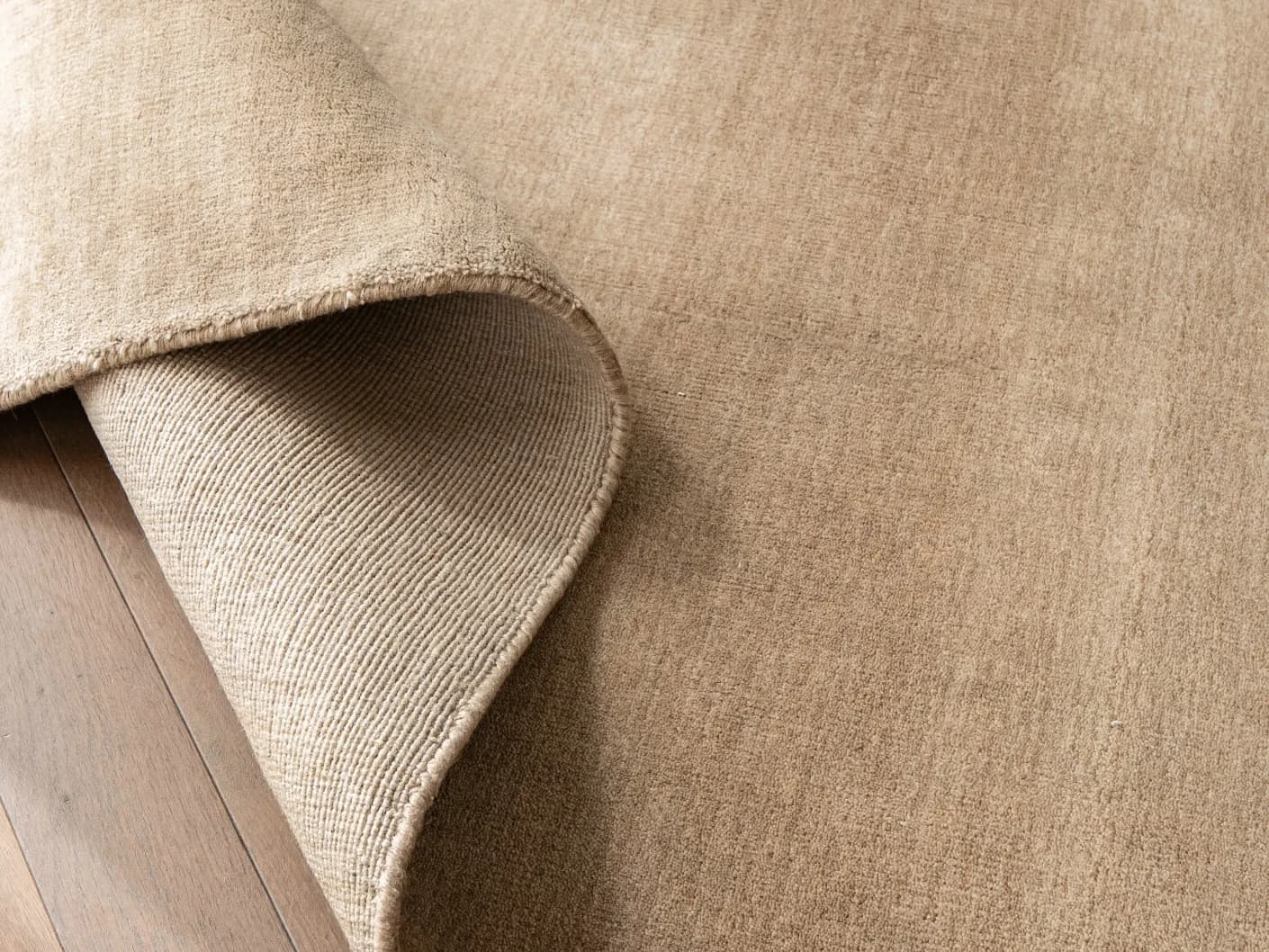 Oscar Sandy carpets in sandy and beige, shown in a product close-up view