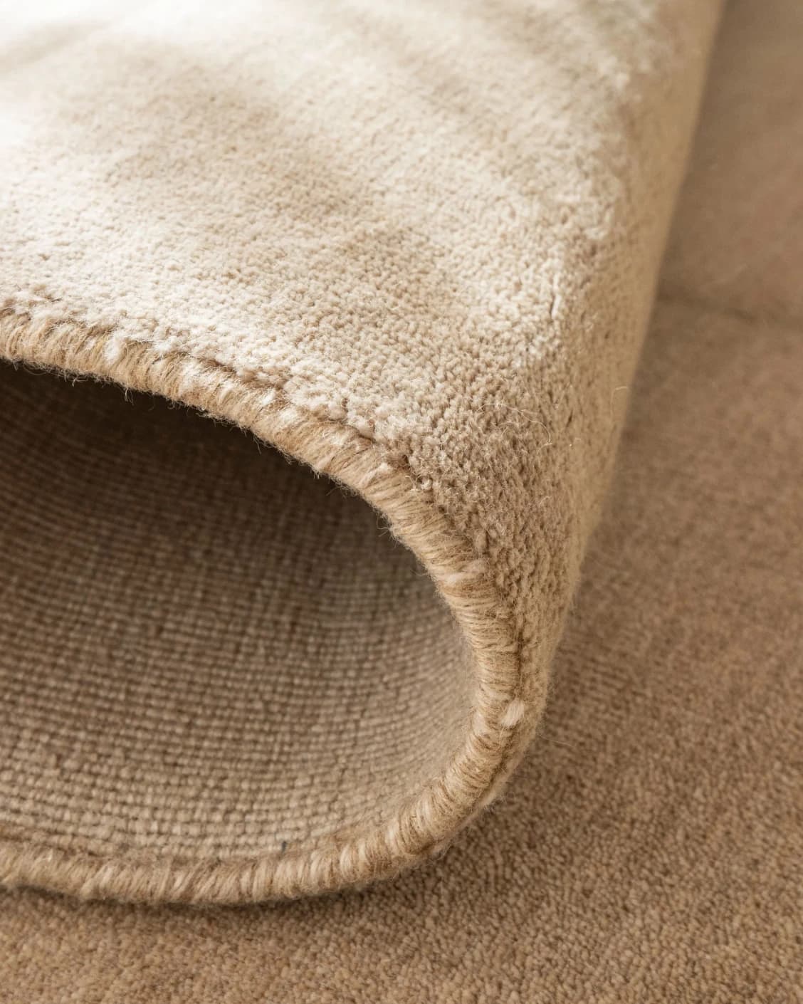 Oscar Sandy carpet in beige, shown in a product close-up as image 12