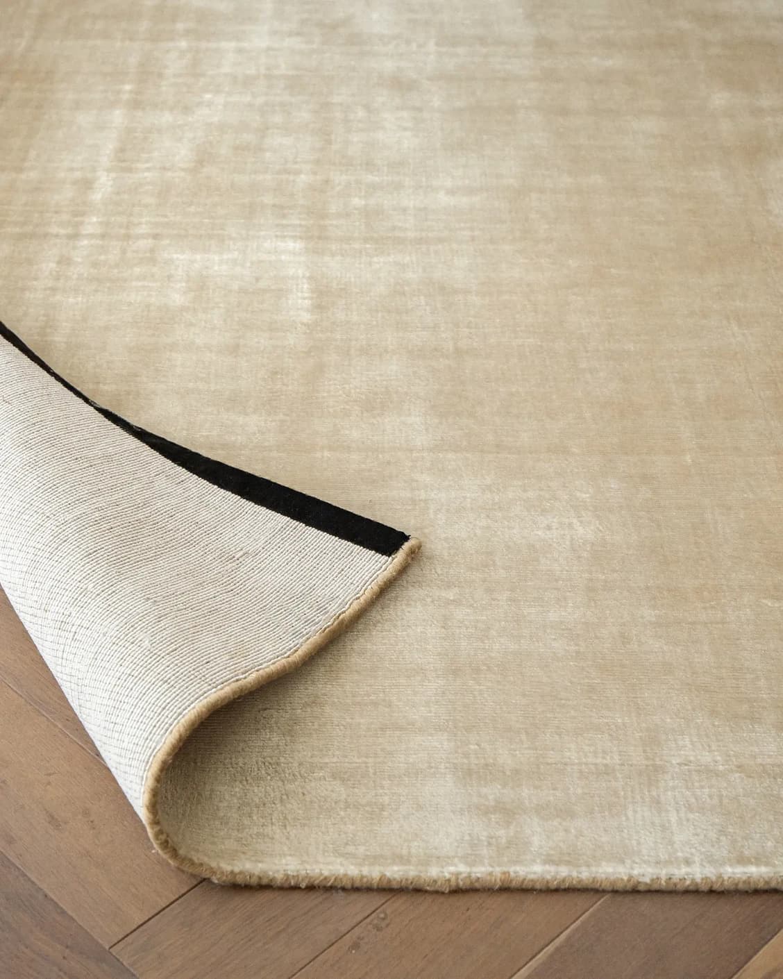 Scarlette Sandy carpet in beige and gold, shown in a product close-up as image 11