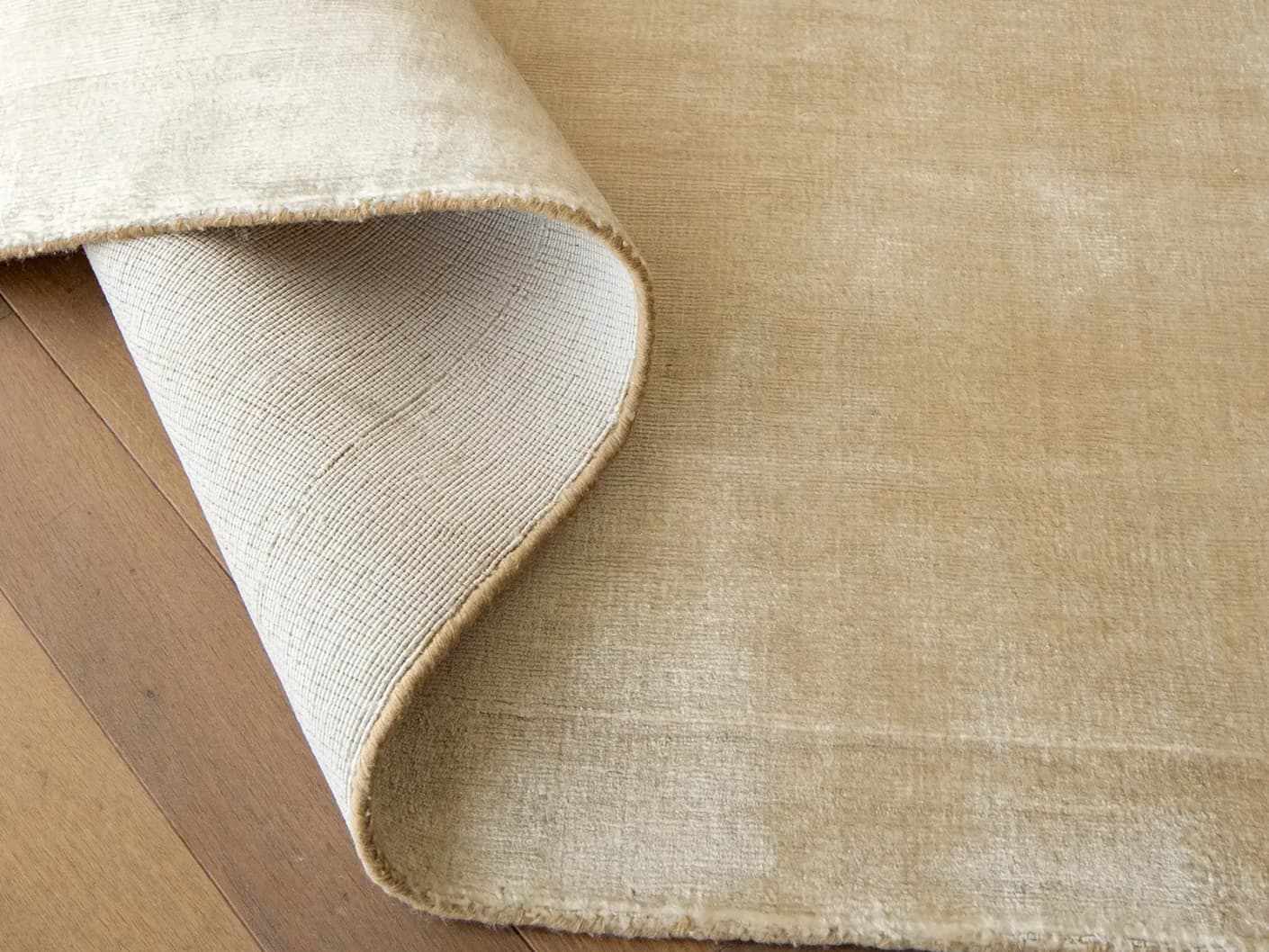 Scarlette Sandy carpets in sandy, beige and gold, shown in a product close-up view