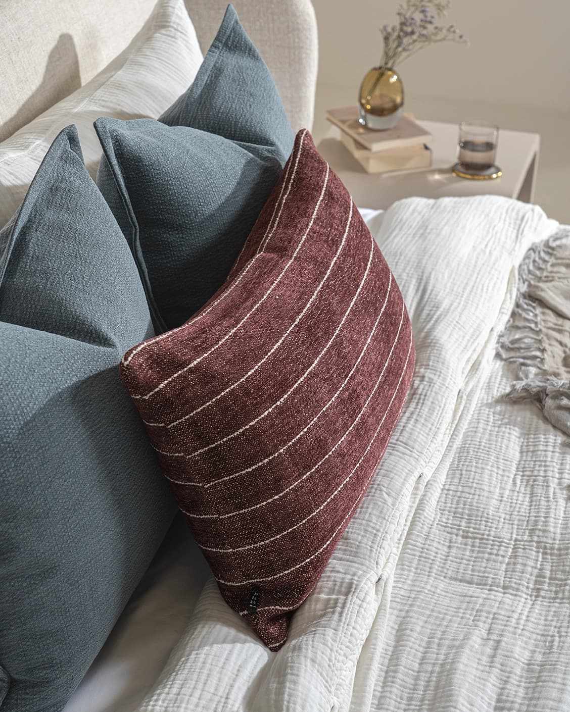 Syed Bundle bundle - indoor in blue and red, shown in a lifestyle close-up as image 1