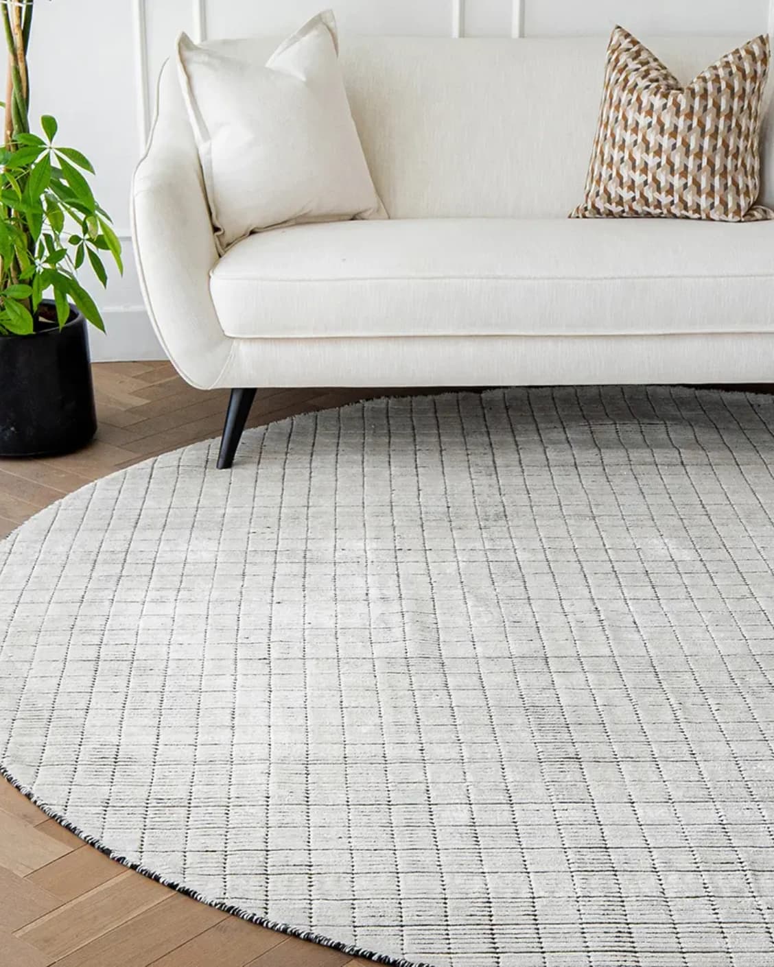 Taylor Bianca Round carpet in black and white, shown in a lifestyle front view as image 2