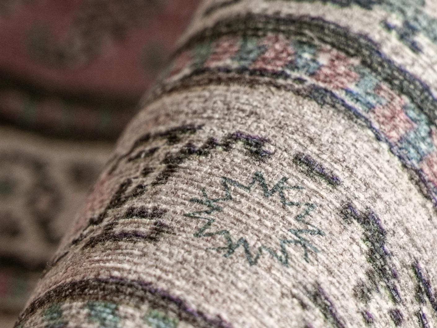 Vincent Coral carpets in red and multicolour, shown in a product close-up as image 2