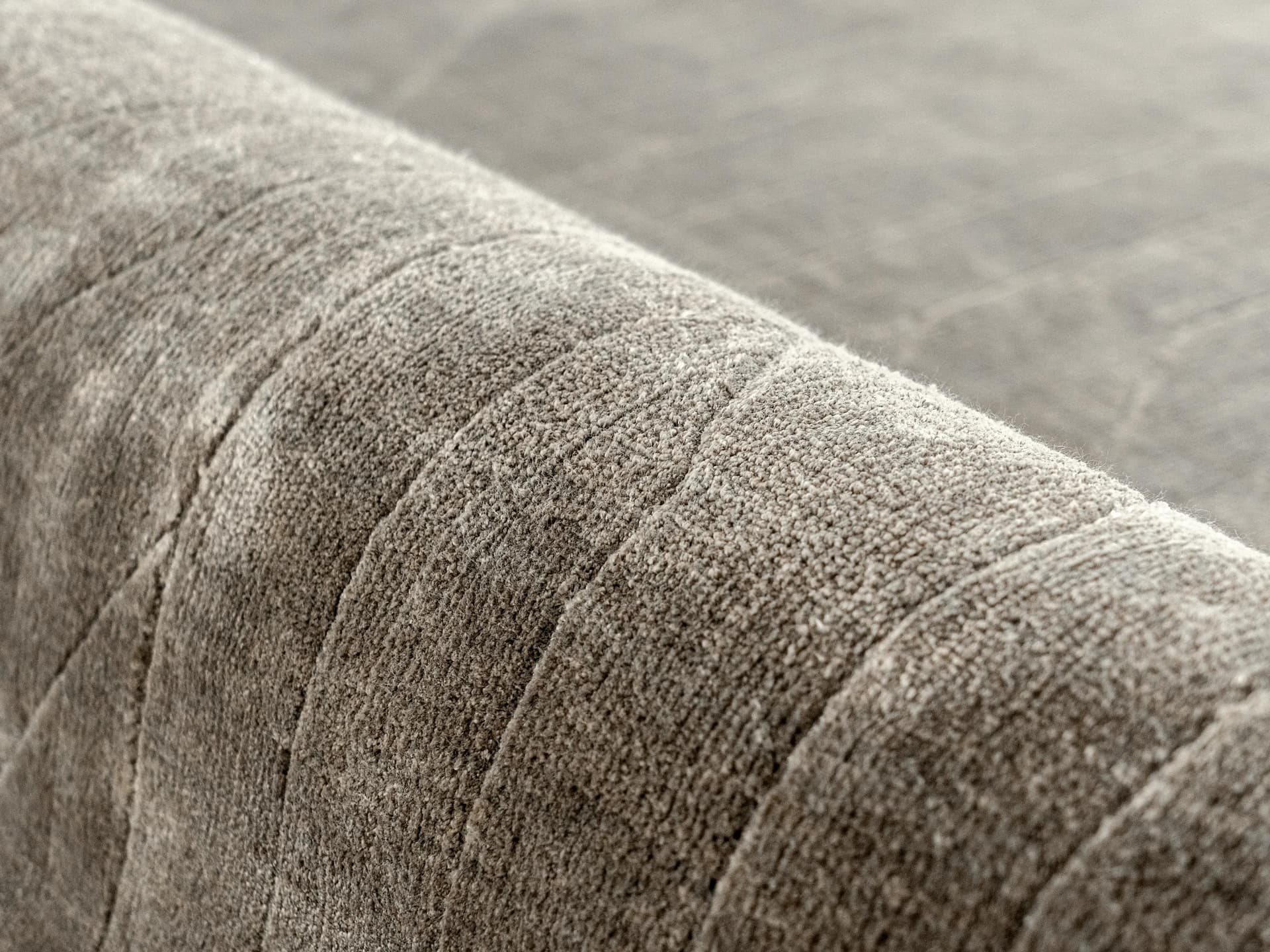 Madox Sandy Round carpets in sandy and taupe, shown in a product close-up as image 2