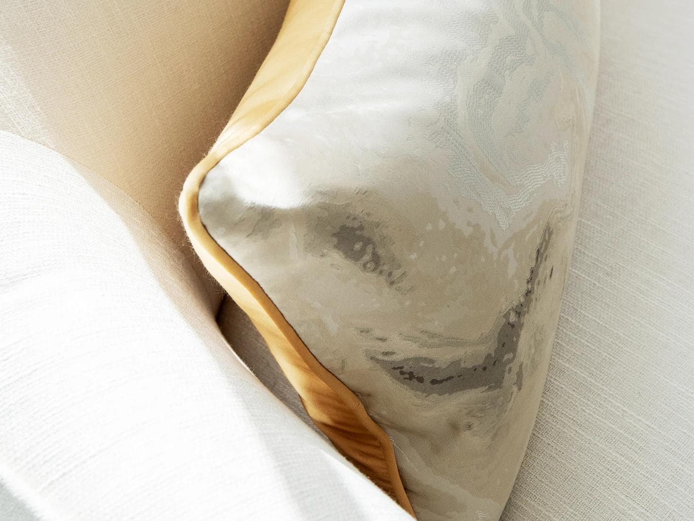 Mae Klimt single - indoor in silver and yellow, shown in a lifestyle top view as image 3