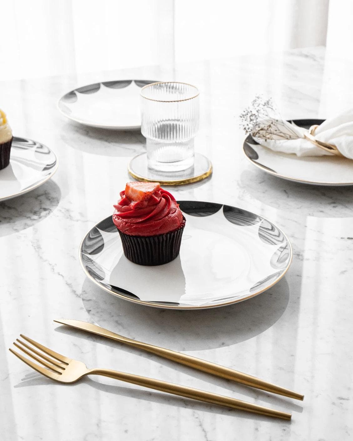 Malikka Viktoria plates in black and white, shown in a lifestyle front view as image 5