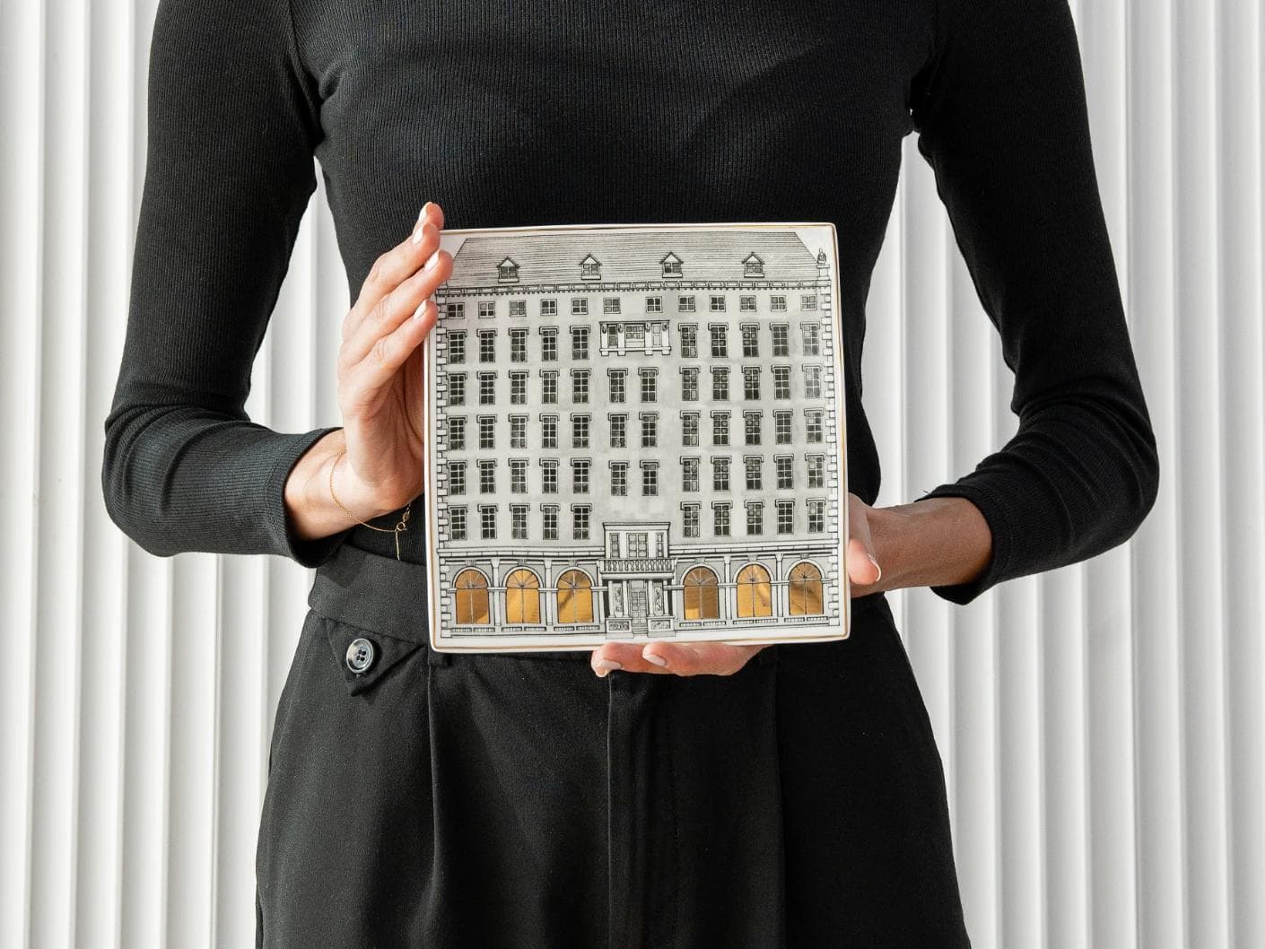 Mia Viktoria plates in black and white, shown in a product front view as image 7