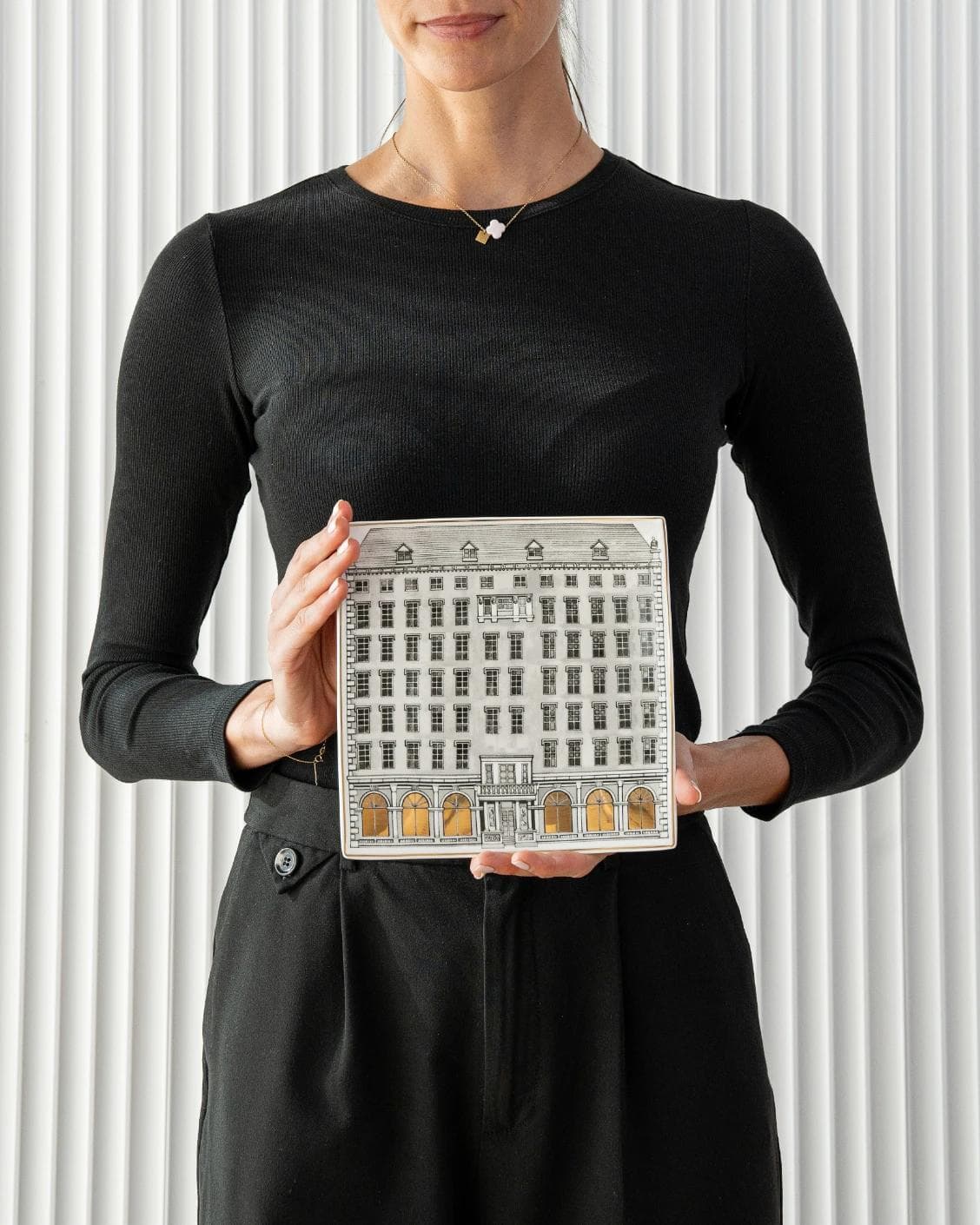 Mia Viktoria plates in black and white, shown in a product front view as image 7
