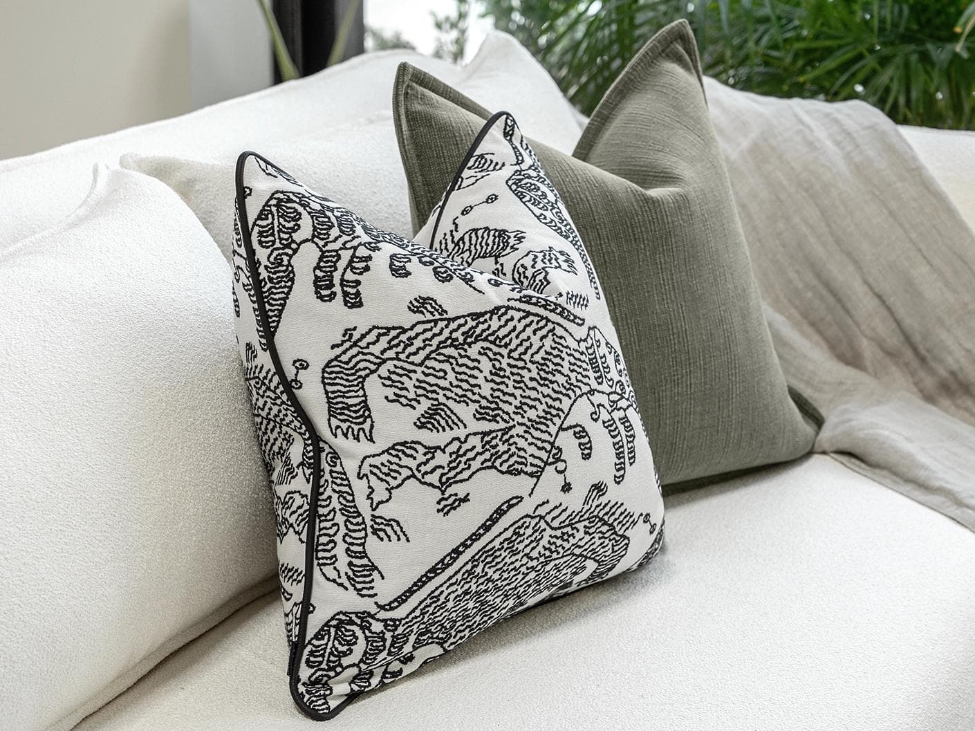 Sovi Bundle bundle - indoor in black and white, shown in a lifestyle left view as image 2
