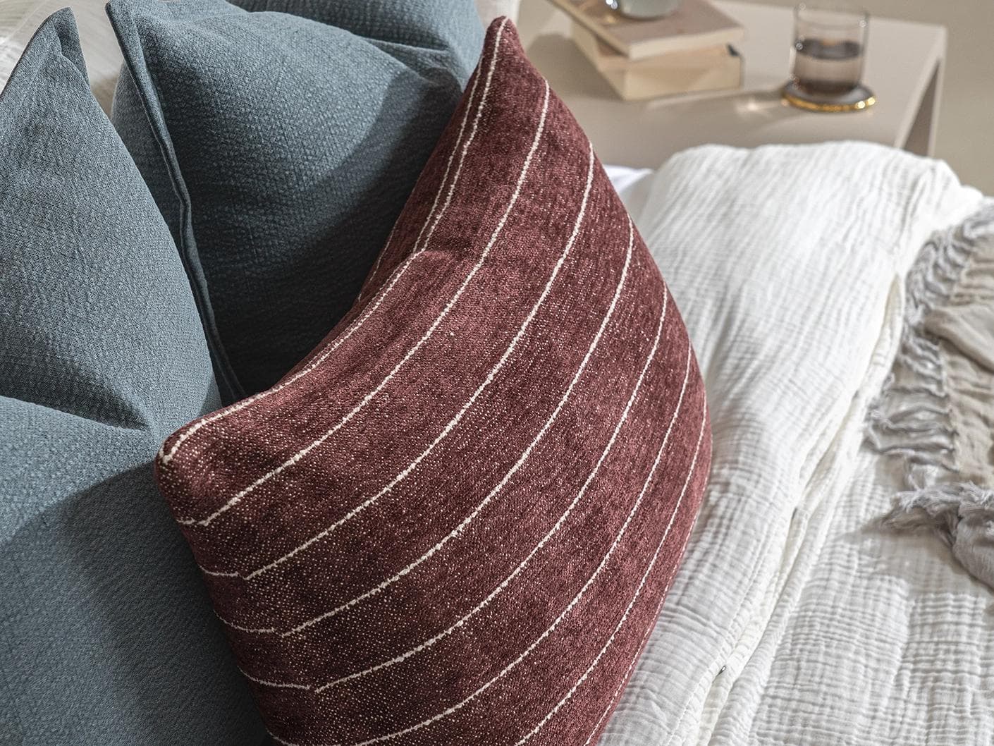 Syed Bundle bundle - indoor in blue and red, shown in a lifestyle close-up as image 1